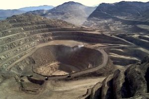 Anglo American enters into a land-grab issue to make a positive contribution, after mining tycoons have plundered SA since 1902 and made bags of money – Who are they trying to bluff?